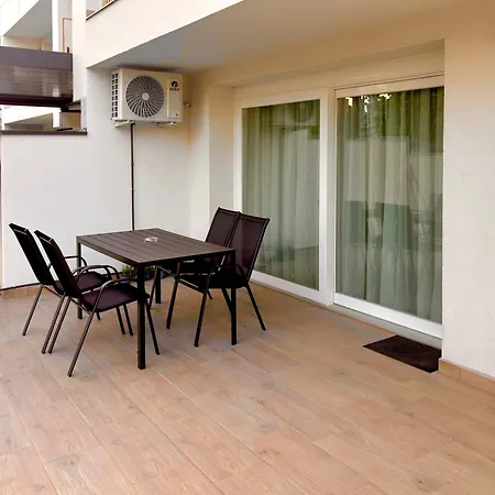 Apartman Aura 2 *